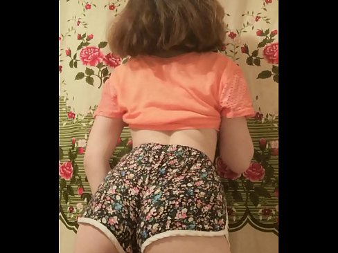 ❤️ Una ghjovana sexy si spoglia i pantaloncini davanti à a camera ️ Solo porno à porn co.sexflashgame.ru ❌